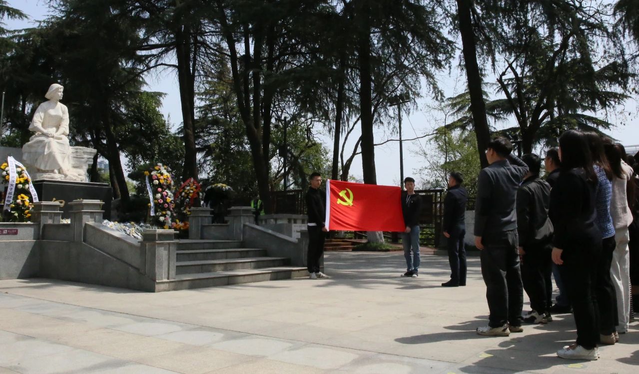 缅怀革命先烈 赓续红色精神丨bwin·必赢集团党委组织开展清明祭扫主题活动